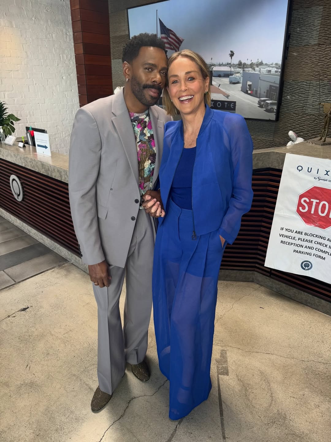 Sharon Stone illumine dans une tenue de la marque suisse Akris