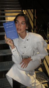 Dua Lipa avec un livre