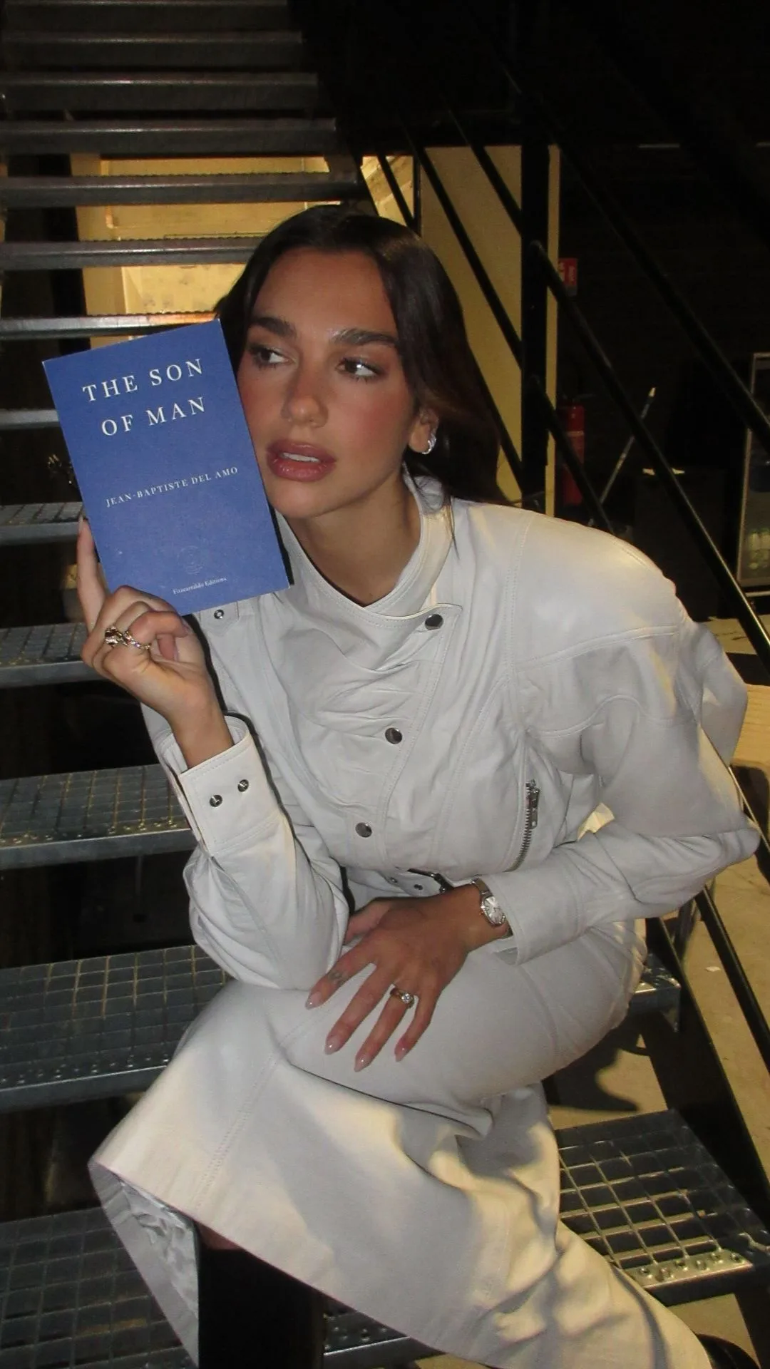 Dua Lipa avec un livre