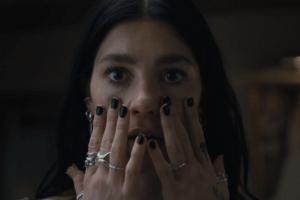 Camila Morrone dans le rôle de Rachel pour Un très mauvais pressentiment.