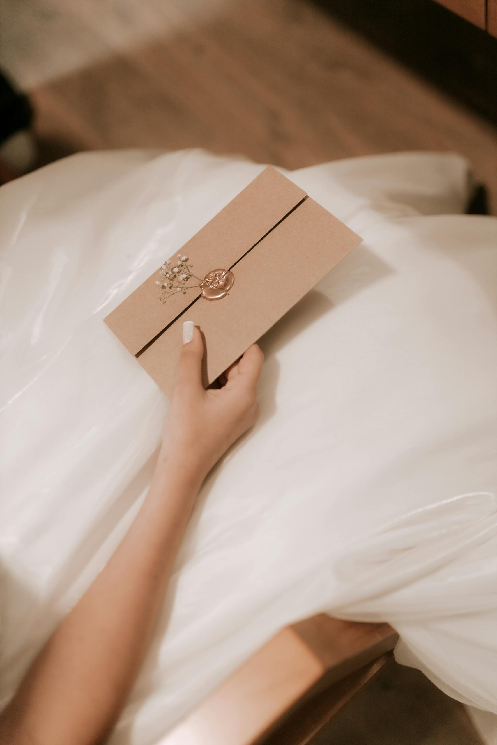 Combien donner aux mariés ? Guide pratique de l&rsquo;enveloppe de mariage en tant qu&rsquo;invité