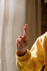 Personne qui croise les doigts