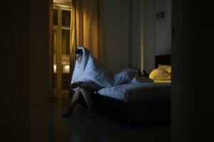Femme blanche dans sa chambre qui fait une insomnie.