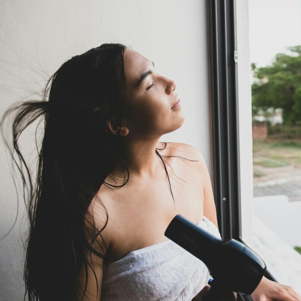 Ces 3 gestes anodins sabotent vos cheveux jour après jour