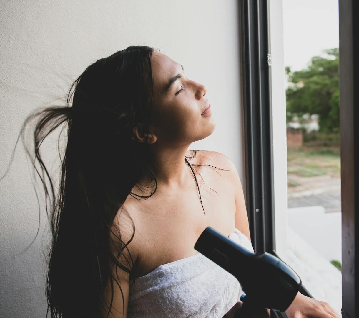 Ces 3 gestes anodins sabotent vos cheveux jour après jour