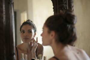 Femme blanche brune devant le miroir