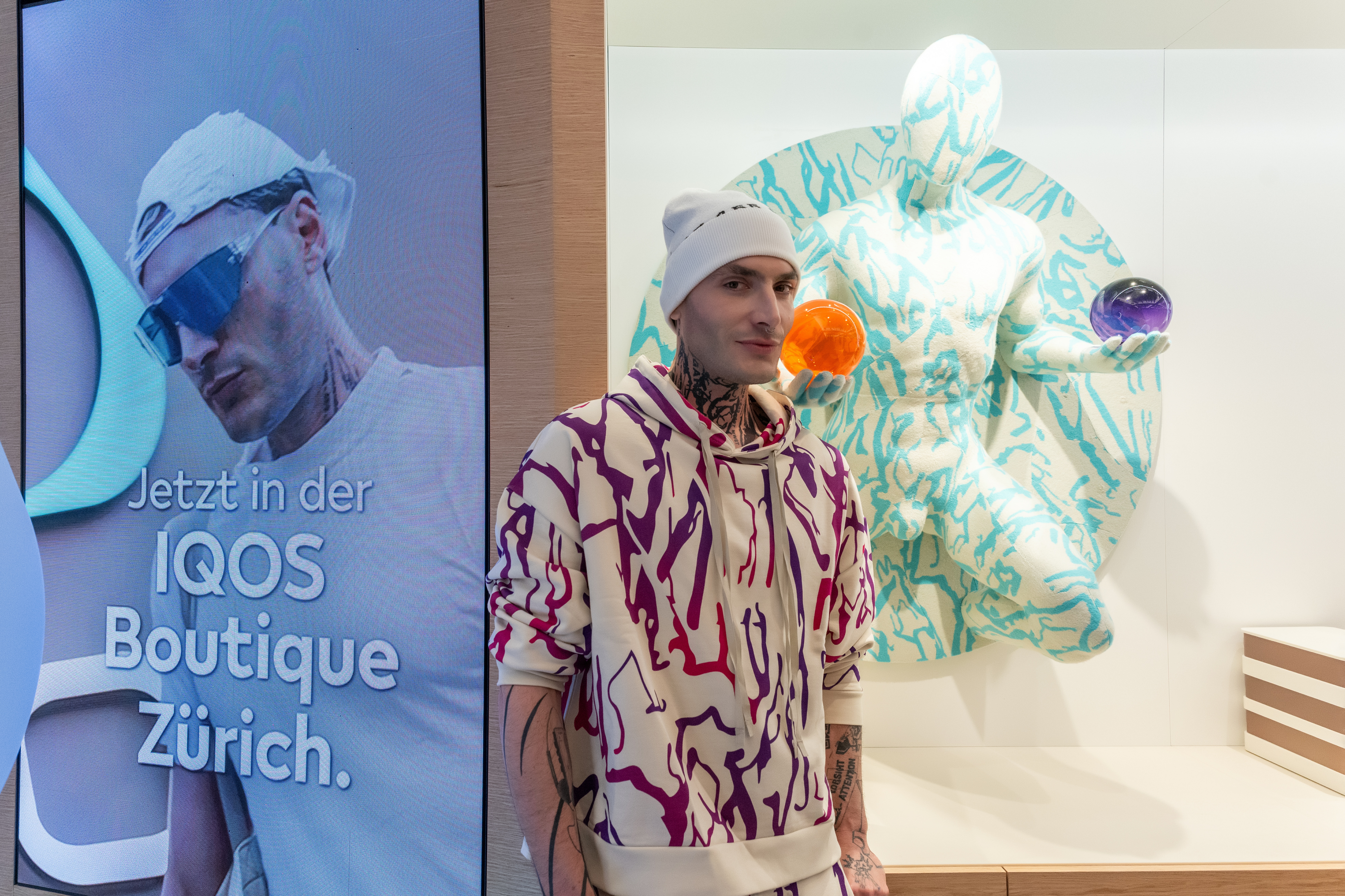 Yannik Zamboni, le créateur de mode suisse qui transforme sa singularité en force créative