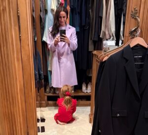 Meghan Markle essayant une robe Akris
