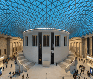 Panorama rectiligne ultra-large de la Grande Cour du British Museum à Londres, Royaume-Uni en 2013.