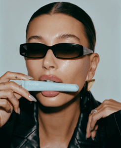 Hailey Bieber pour Rhode.