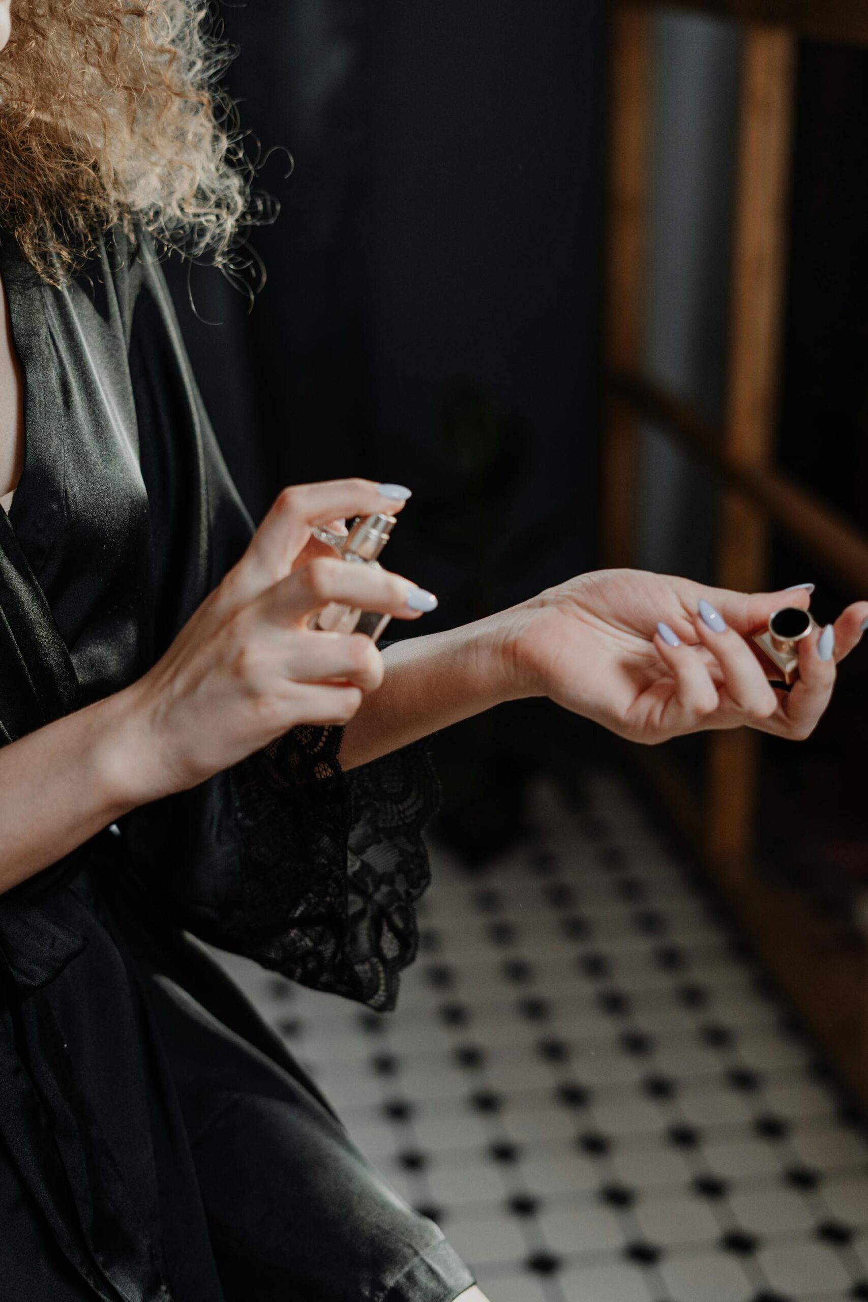 Femme mettant du parfum