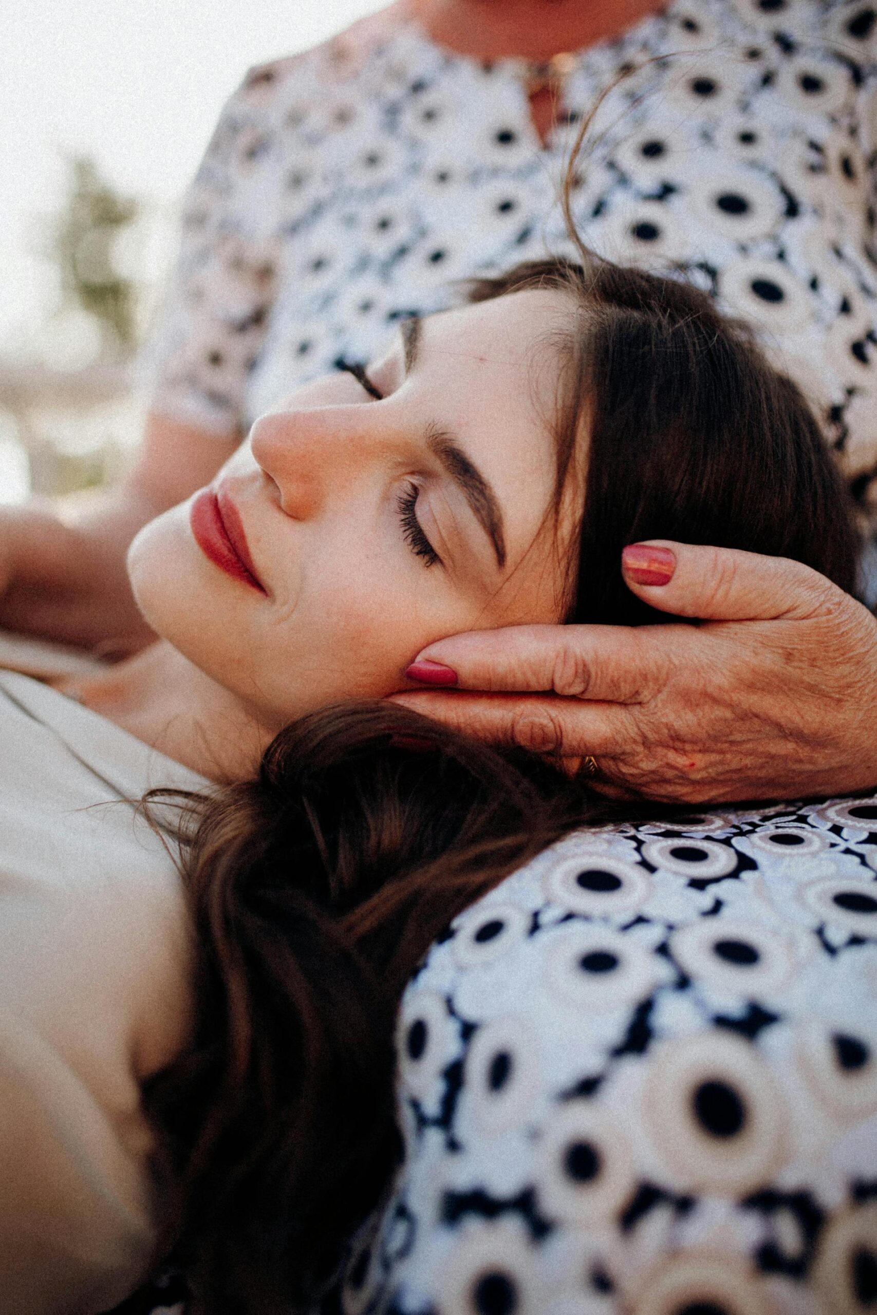 Tarot, reiki, hypnose : 7 thérapies alternatives qui séduisent une nouvelle génération de femmes