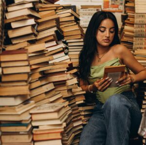 Femme qui lit un livre parmi des livres