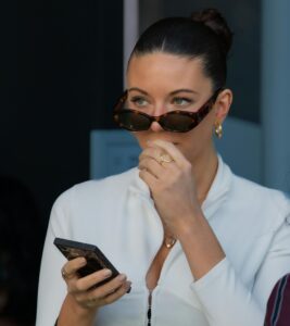 Femme blanche avec un chignon sur son téléphone