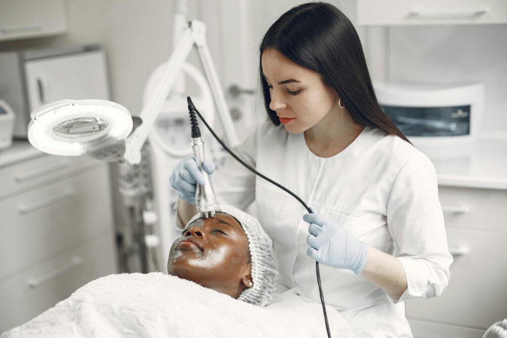 Laser facial femme noire