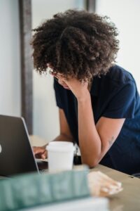 femme métisse coupe afro fatiguée au bureau