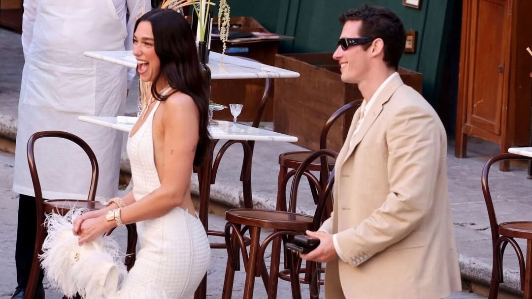 Le premier look de mariage de Dua Lipa en Sicile s’offre une touche festive