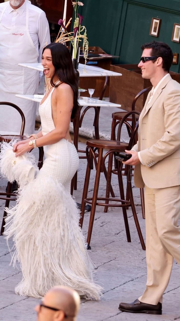 Le premier look de mariage de Dua Lipa en Sicile s’offre une touche festive