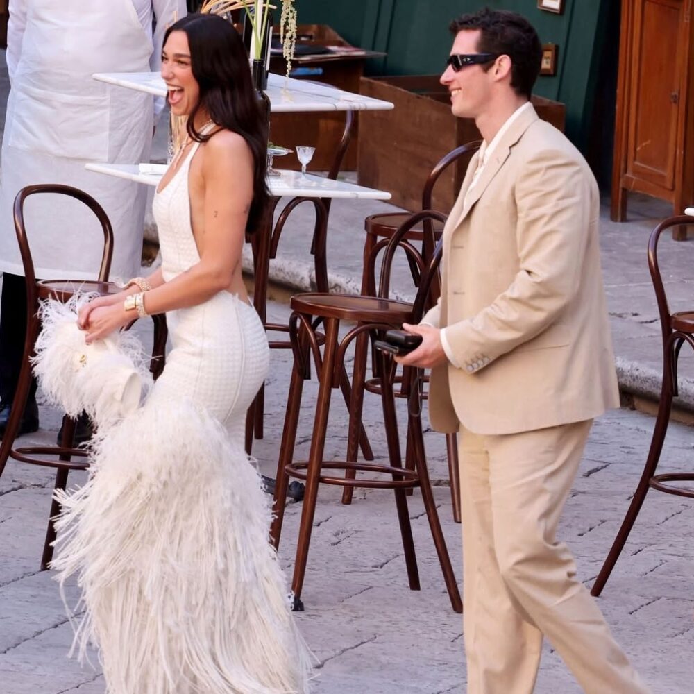 Le premier look de mariage de Dua Lipa en Sicile s’offre une touche festive