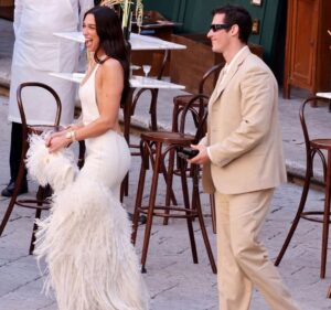 Le premier look de mariage de Dua Lipa en Sicile s’offre une touche festive