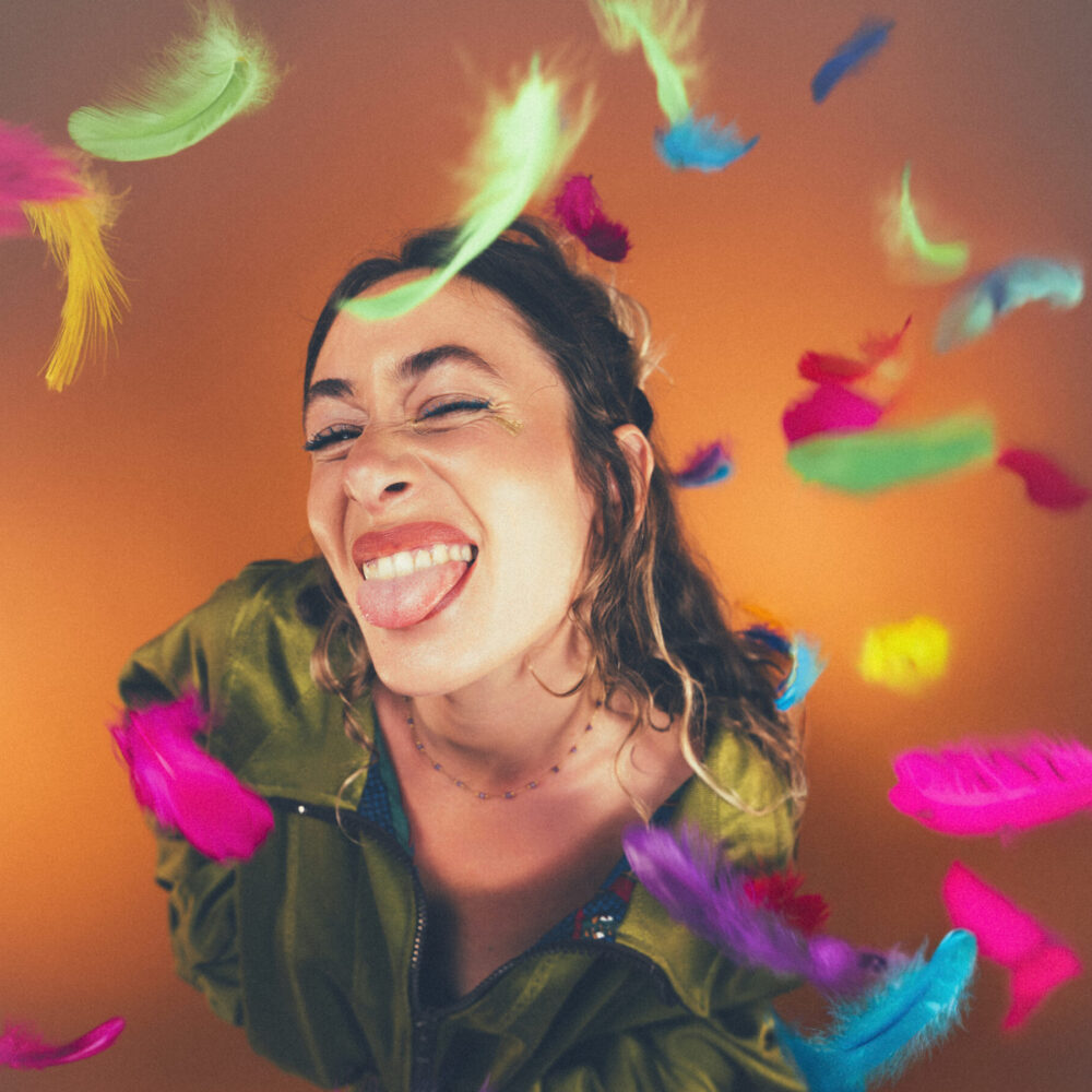 « Les Brésiliens portent en eux cette joie incontestable » : Rencontre avec la chanteuse Luiza