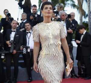 Eloïse Valli portant la robe Pepeuf signée Tania Zekkout au Festival de Cannes 2026.