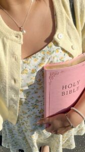 Femme avec une Bible