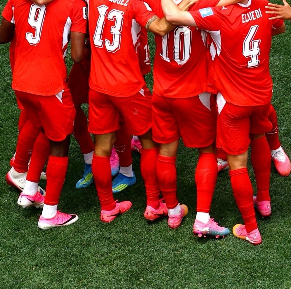 Pourquoi la Nati porte des crampons roses à la Coupe du monde 2026 ?