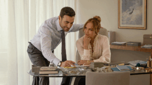 Brett Goldstein et Jennifer Lopez dans Office Romance (2026).
