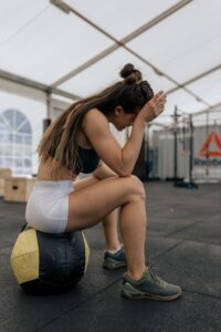Femme blanche brune qui est fatiguée après avoir fait du sport