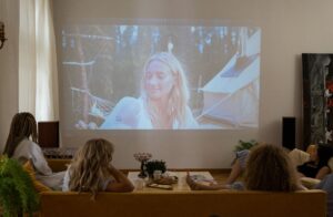 Home cinema au salon dans un groupe de filles