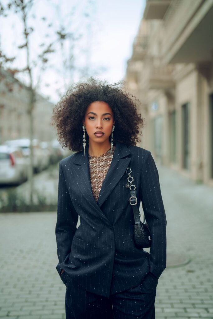 Femme métisse cheveux curly afro