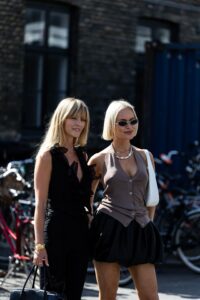 Deux femmes blondes