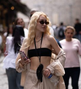 Femme asiatique blonde lunettes de soleil