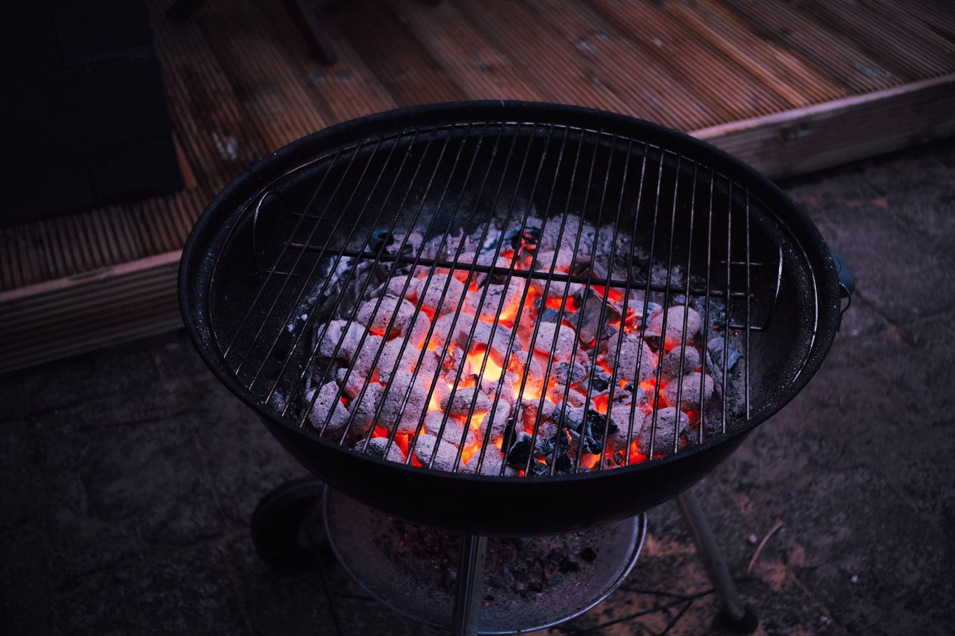 Comment utiliser les cendres d&rsquo;un barbecue pour le jardinage, le compost et le nettoyage