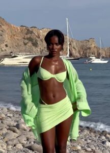 Femme noire en maillot de bain