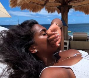 Femme noire qui bronze au soleil