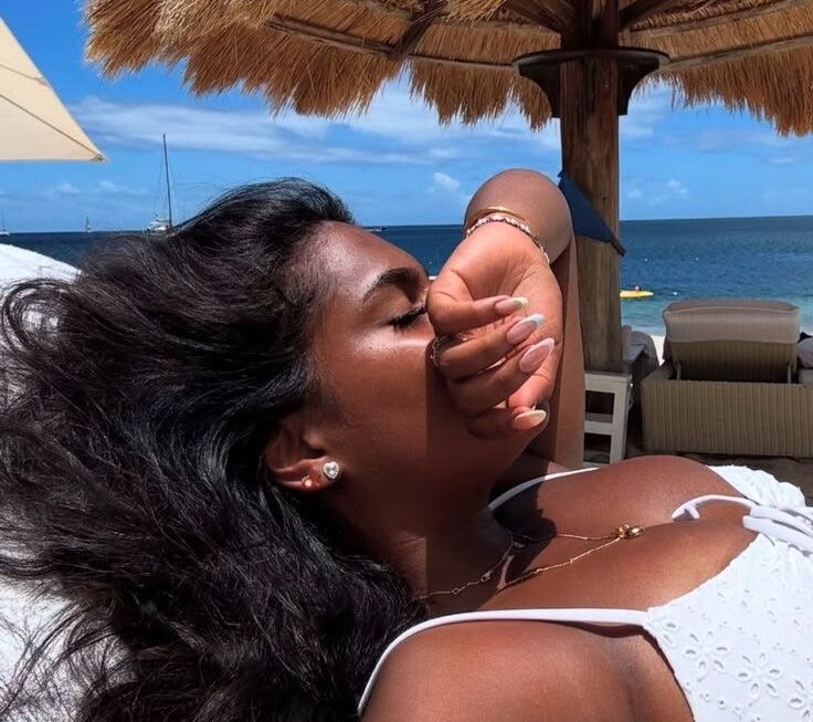 Femme noire qui bronze au soleil