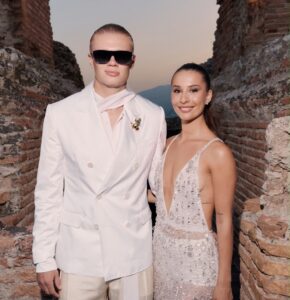 Isabel Haugseng Johansen et Erling Haaland au défilé Dolce & Gabbana en 2026.
