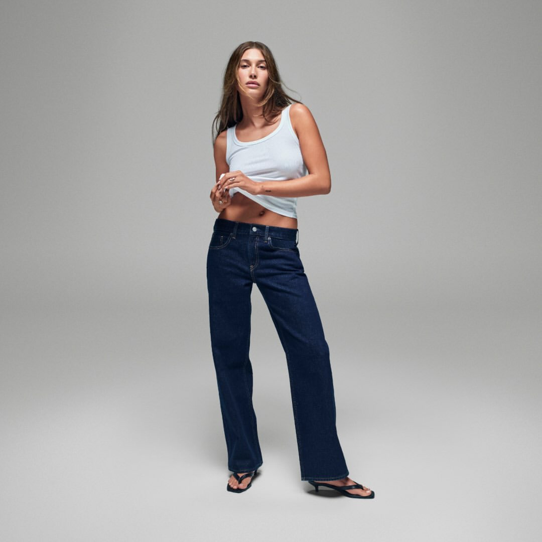 Hailey Bieber signe le jean dont rêvent toutes les fashionistas