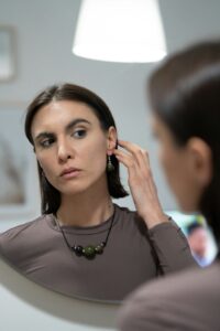 femme qui se regarde dans le miroir
