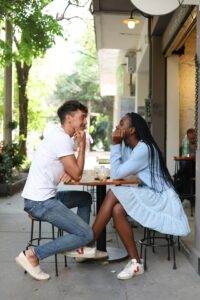 Un couple un homme blanc et une femme noire