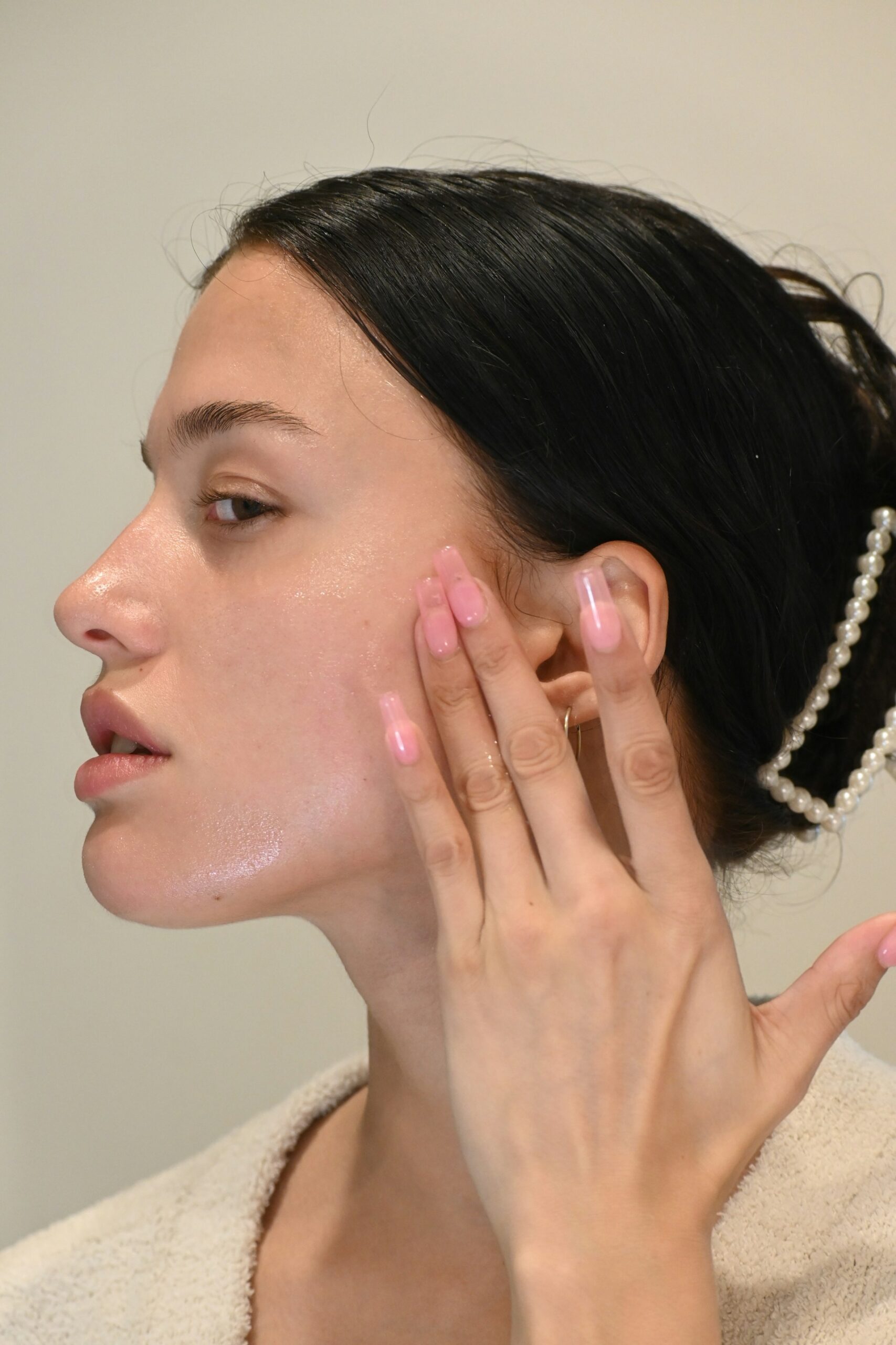 Femme blanche brune qui se touche la peau