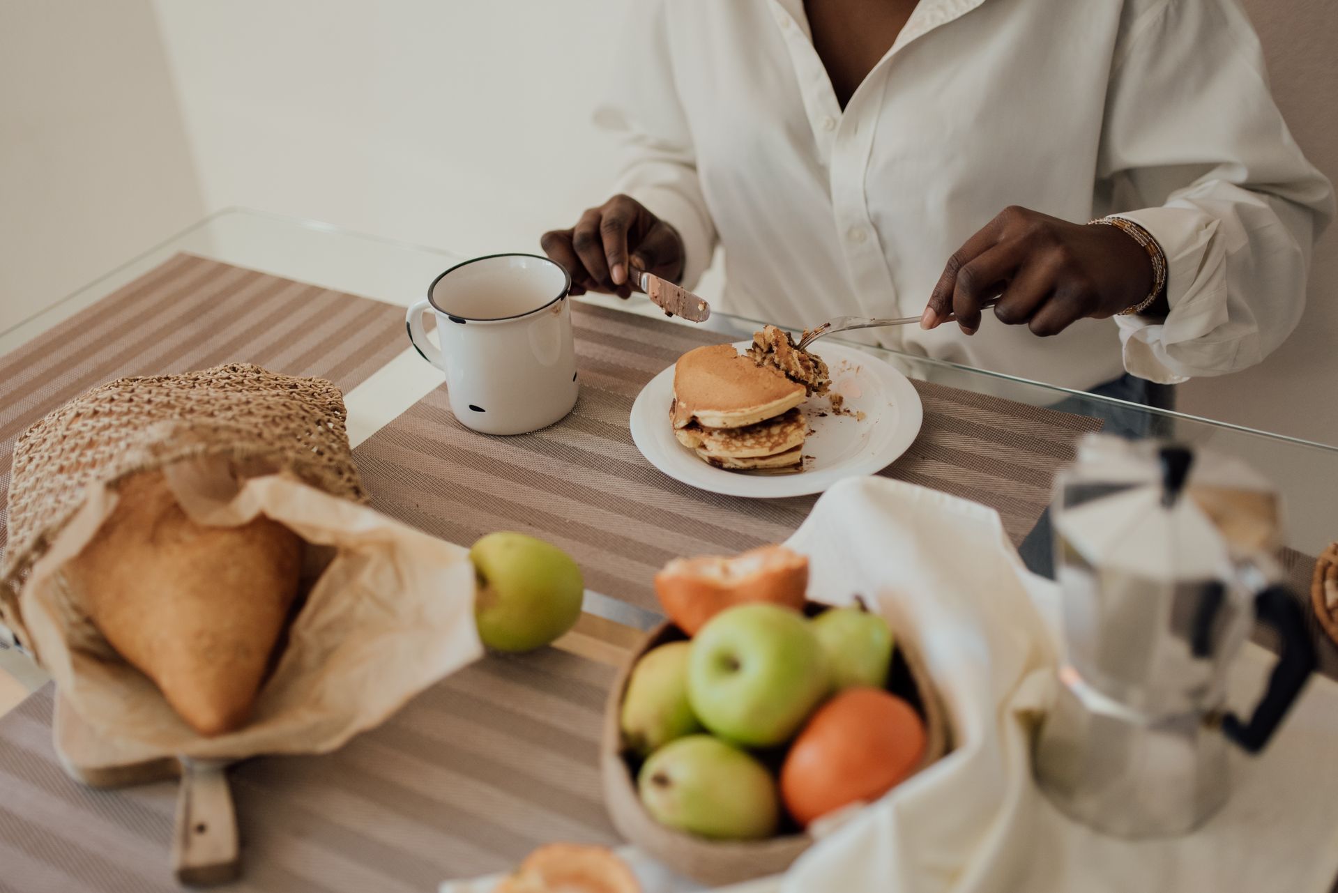 Femme noire mangeant un petit-déjeuner
