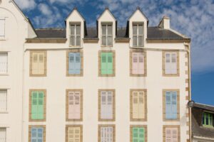 Immeubles avec volets de couleurs pastels