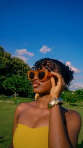 Femme noire avec des lunettes de soleil