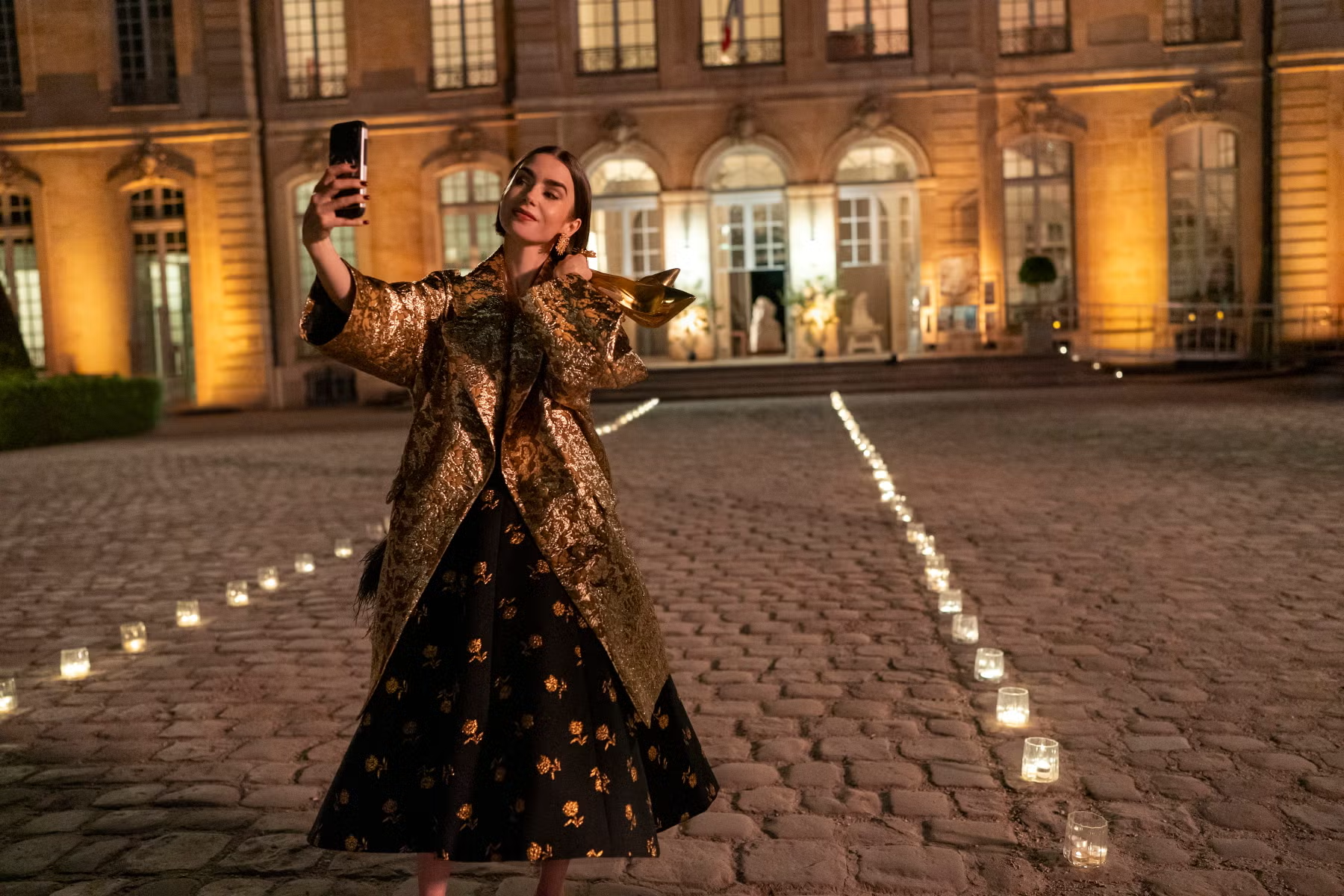 Lily Collins dans le rôle d'Emily dans la saison 6 d'Emily in Paris.