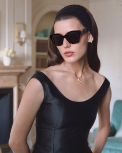 Vivienne Rohner pour la collection printemps 2026 des lunettes "Tiffany T" de Tiffany & Co.