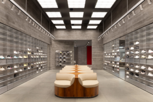 Intérieur de la boutique On au Shopping JK Iguatemi.