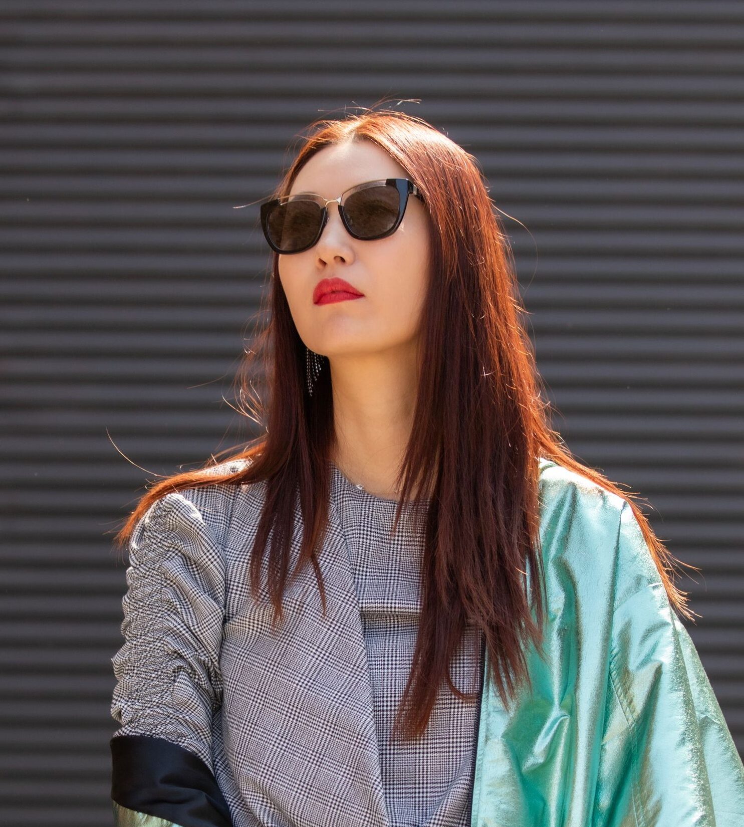 Femme asiatique avec les cheveux bruns street style